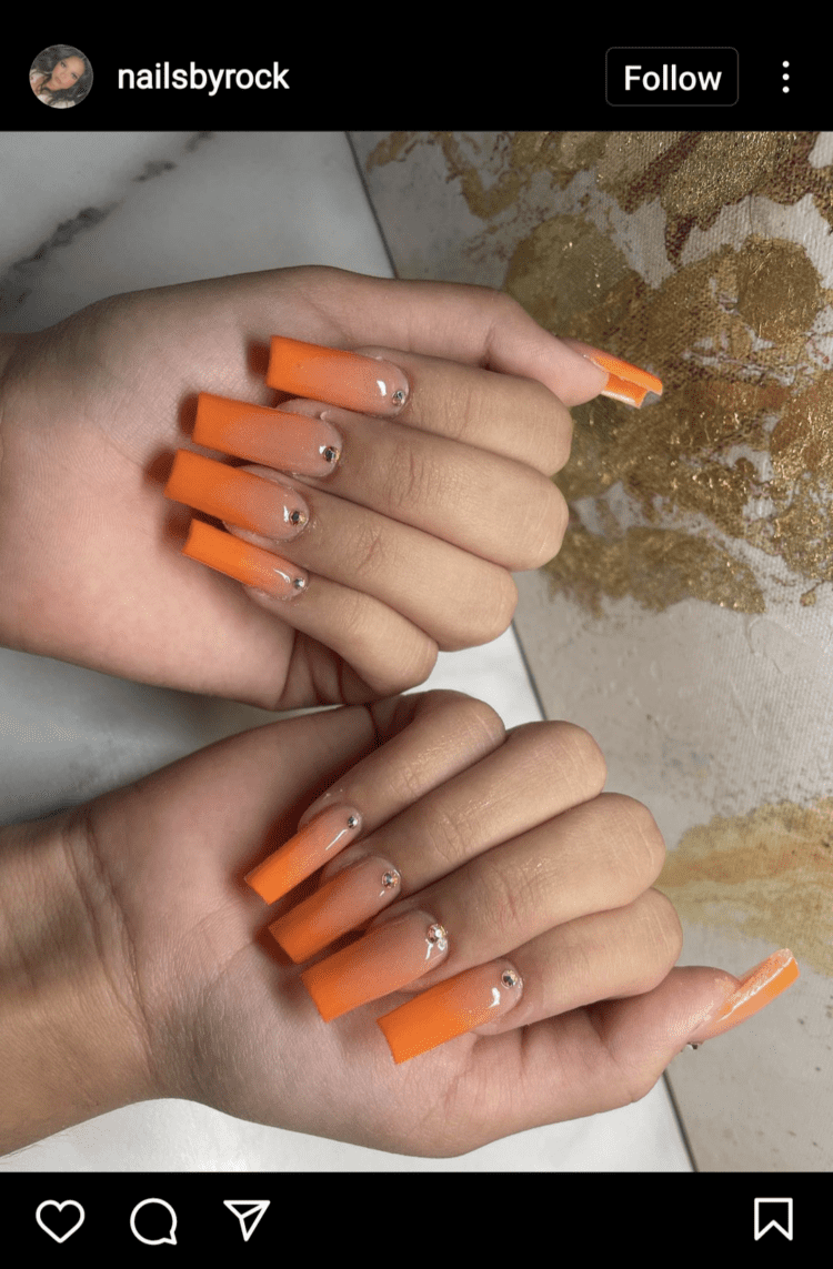 Sử dụng kỹ thuật acrylic ombre nails, bộ móng tay này là một điểm nhấn tuyệt vời cho phong cách của bạn. Với khả năng phối màu độc đáo và độ bền cao, bạn cảm thấy tự tin để thể hiện phong cách và ấn tượng với bất kỳ ai. Còn chần chừ gì nữa mà không xem ảnh này để đánh giá sức hút của nó?