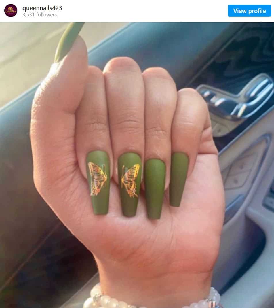 Ý tưởng thiết kế màu xanh ôliu cho móng tay là nét mới lạ trong làng nail art. Với sự độc đáo và tinh tế của ý tưởng này, bạn sẽ tỏa sáng giữa đám đông và thu hút mọi ánh nhìn với đôi tay thật xinh đẹp.